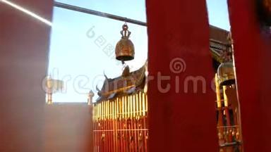 4K金佛钟祈祷愿望在阳光下的Wat Phra，多伊苏贴寺，清迈，泰国。